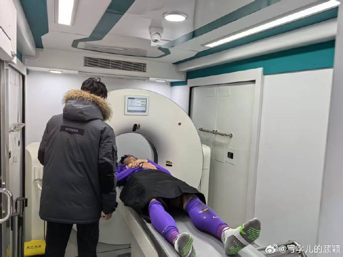 補時階段頭部被撞，天津記者：目前謝維軍正在醫(yī)院接受檢查