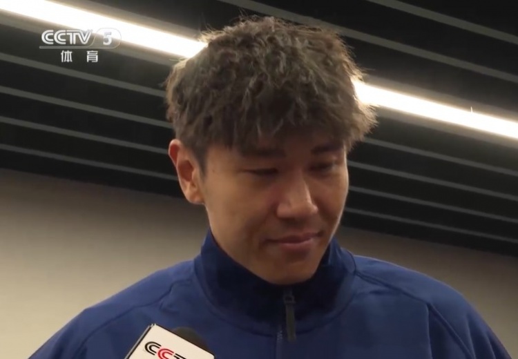 鐵漢柔情！三鎮(zhèn)球員劉奕鳴探望患病小球迷時哽咽
