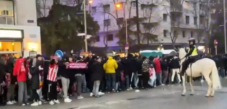 馬競球迷進(jìn)入伯納烏時向人群投擲雜物，導(dǎo)致安保對其進(jìn)行脫鞋檢查