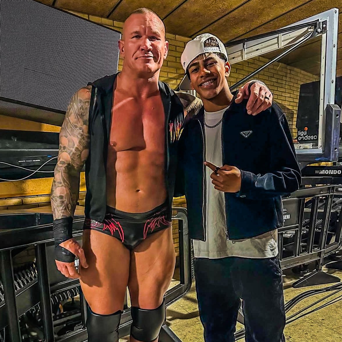 小心RKO！亞馬爾現(xiàn)場觀戰(zhàn)WWE，和奧爾頓、Triple H等合影
