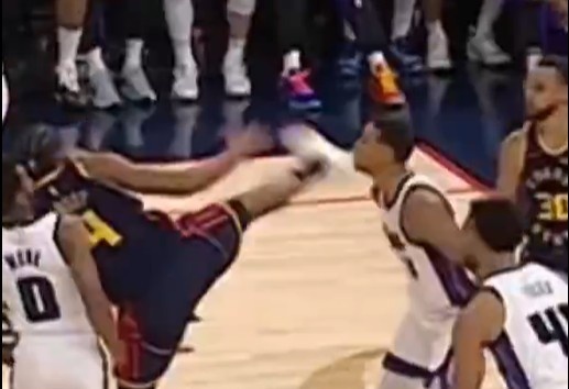 抬腳過高踢到了對手下巴！NBA官方：穆迪這一動作被判1級惡犯