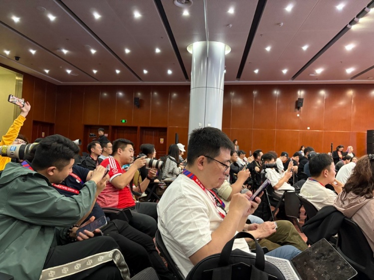 萬眾矚目！記者擠滿國(guó)足賽前新聞發(fā)布廳，賽場(chǎng)記者預(yù)計(jì)超300人