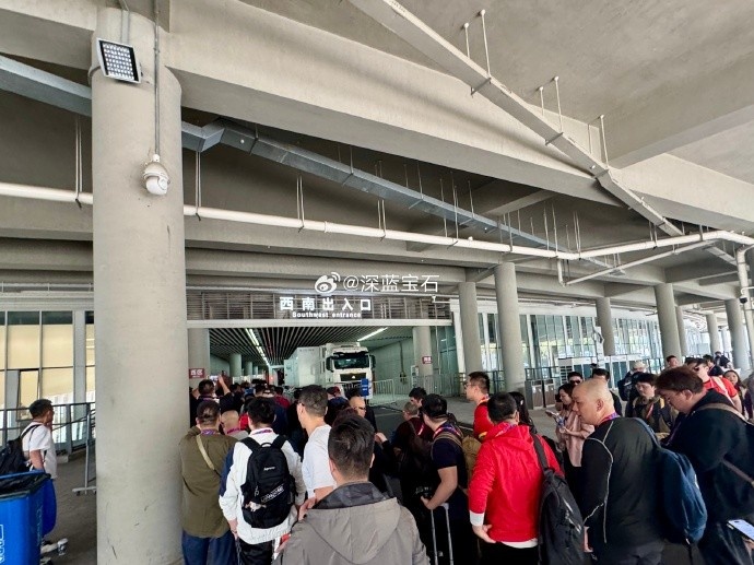 盛況空前！記者曬照：距離中澳之戰(zhàn)還有三小時(shí)，現(xiàn)場(chǎng)記者已超百名