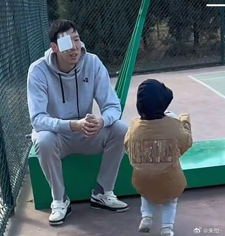 顧家好男人！記者曬出周琦手術(shù)后回歸家庭帶娃照片